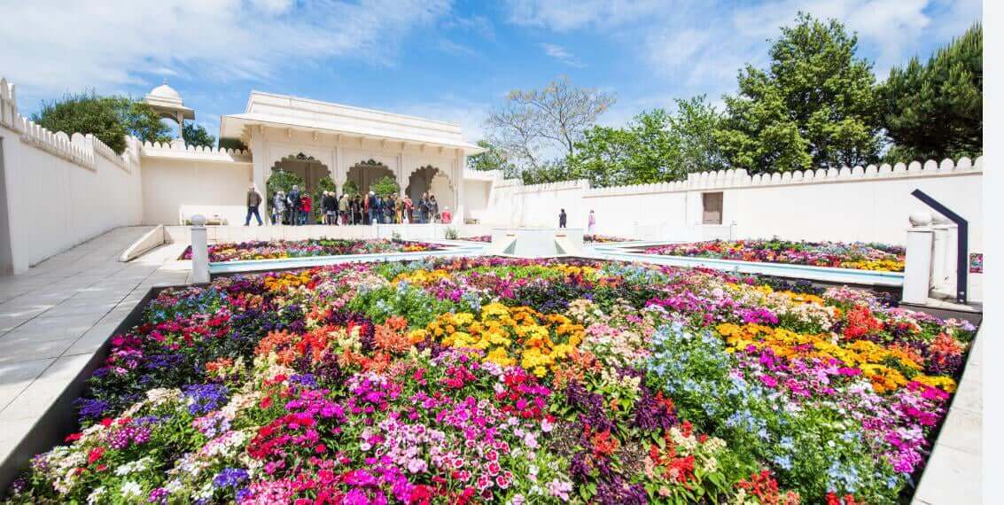 Gay men in Turkey connecting online and chatting
